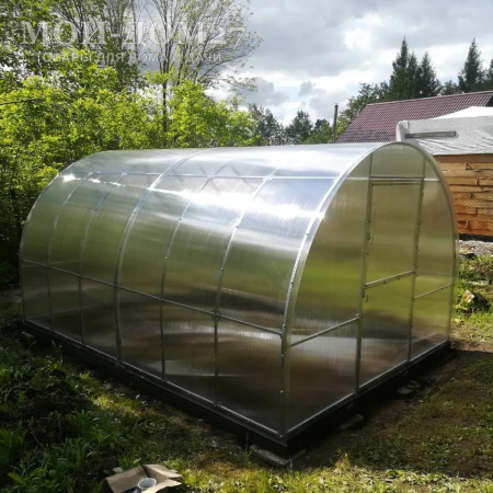 Теплица Восточная Усиленная 4 метра с поликарбонатом | Мой-Дом27 | Каркас изготовлен из оцинкованной замкнутой трубы 20*20 мм.<br>
 Ширина - 3&nbsp;метра. Высота - 2,1 метра. Длина 4 метра.&nbsp;<br>
 Выдерживаемая снеговая нагрузка - 150 кг/м2. Выдерживаемая ветровая нагрузка - до 20 м/с.<br>
 Расстояние между дугами 0,65&nbsp;метра.&nbsp;Толщина металла дуг 1,2 мм.&nbsp;Ширина двери 0,96 метра.<br>